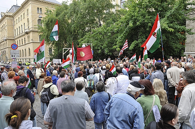 Tiltakozók a Kúria épülete elõtt (Fotó: Kovács Attila/MTI)