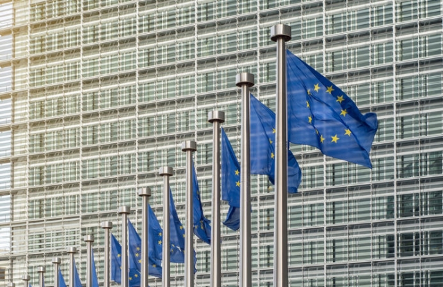 Európai Unió zászlók előtt a Berlaymont épület (Európai Bizottság), Brüsszel, Belgium.