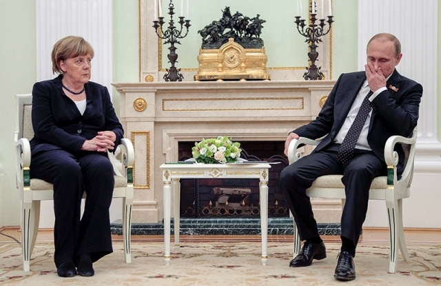 Angela Merkel német kancellár és Vlagyimir Putyin orosz elnök tárgyal a moszkvai Kremlben 2015. május 10-én, egy nappal a győzelem napi ünnepség után. (MTI/EPA/Pool/Makszim Sipenkov)