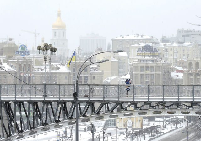 A Függetlenség tere fölött átívelő hídon Kijev belvárosában. (Kép forrása: MTI/EPA/Szerhíj Dolzsenko)