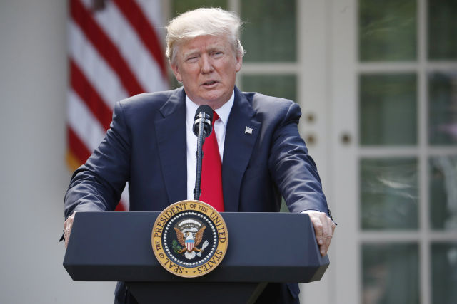 Donald Trump amerikai elnök a washingtoni Fehér Ház rózsakertjében 2017. június 1-jén bejelenti, hogy kilépteti az Egyesült Államokat a 2015 végén Párizsban aláírt nemzetközi klímavédelmi egyezményből. (Kép forrása: MTI/AP/Pablo Martinez Monsivais)