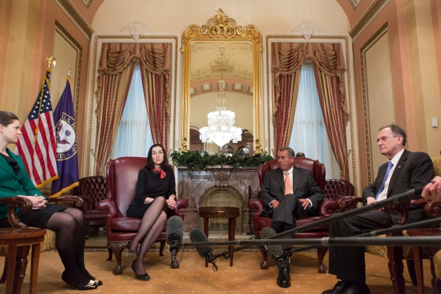 John Boehner, az amerikai képviselőház elnöke (j2) fogadja Orbán Anita energiabiztonságért felelős utazó magyar nagykövetet (b2) Washingtonban 2014. március 25-én. Mellettük Szapáry György washingtoni magyar nagykövet (j) és Smith Lacey (Stumpf) Anna attasé, kongresszusi összekötő. MTI Fotó: Az Egyesült Államok Képviselőháza / Heather Reed