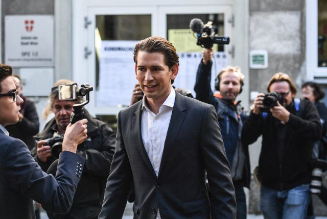 Sebastian Kurz osztrák külügyminiszter, az Osztrák Néppárt (ÖVP) elnöke és kancellárjelöltje egy szavazóhelyiség előtt az előrehozott parlamenti választásokon Bécsben 2017. október 15-én. (MTI/EPA/Christian Bruna)