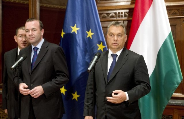 Orbán Viktor miniszterelnök és Manfred Weber, az Európai Néppárt frakcióvezetője sajtótájékoztatót tart megbeszélésüket követően a Parlament Munkácsy-termében 2015. szeptember 11-én. MTI Fotó: Koszticsák Szilárd