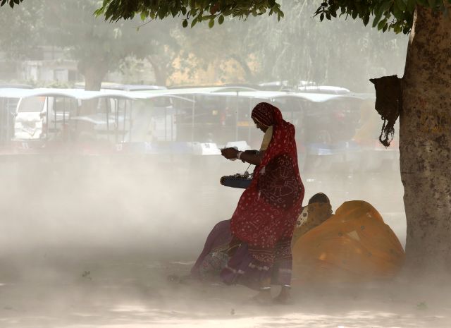 Hőhullám és por Indiában. Június 11-én megdőlt a napi hőségrekord Új-Delhiben: több mint 48 fokot mértek, míg az ország más részein 50 fokot is meghaladta a hőmérséklet. Fotó: EPA / Rajat Gupta.