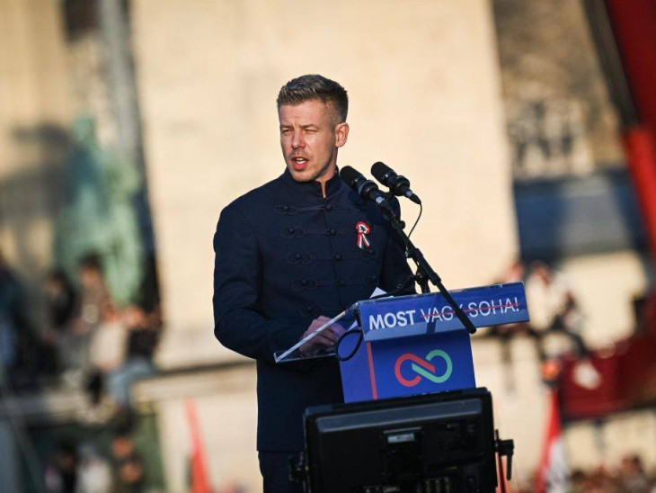 Minden magyar iskolásnak 100 ezer forintot ígért Magyar Péter, a többieknek pedig 8 ezer milliárdot