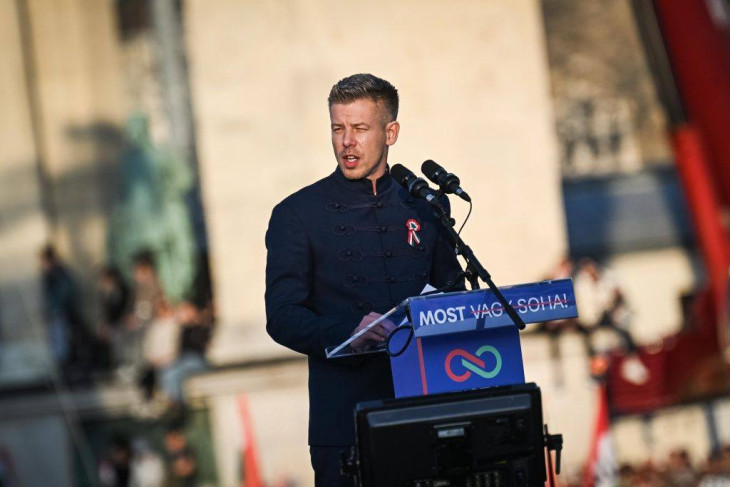 Minden magyar iskolásnak 100 ezer forintot ígért Magyar Péter, a többieknek pedig 8 ezer milliárdot