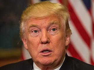 Nehéz helyzetben Trump: megvágott segélyekkel kellene kampányolni
