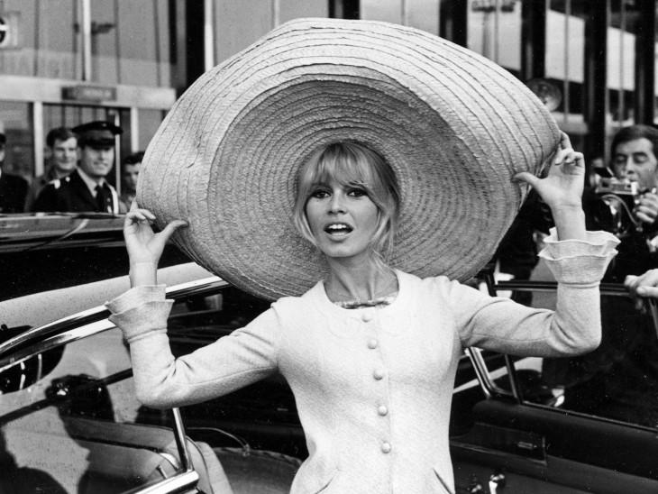 A nap képe: Brigitte Bardot Párizsban, sombreróval