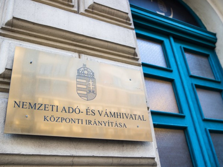 Elárulta a NAV, miért tartják Budapesten a hét ukrán pénzszállítót