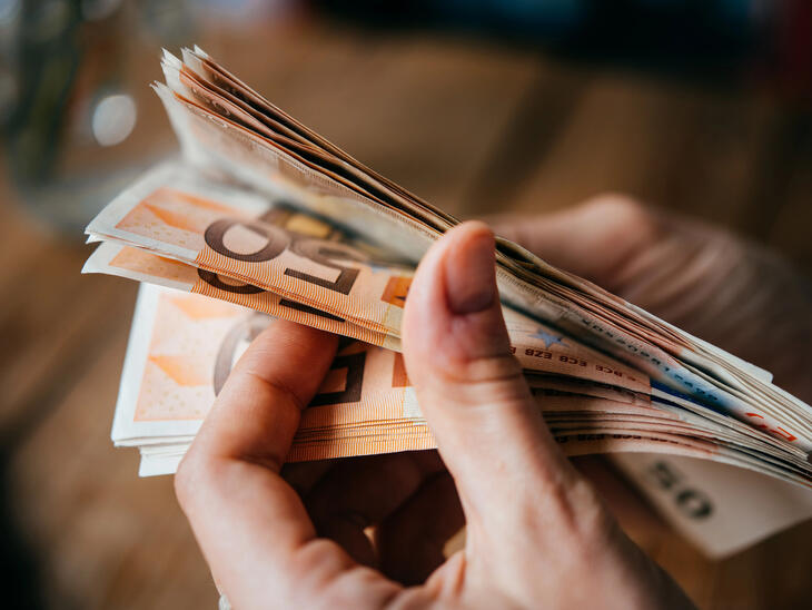 Dörzsölgetheti a szemét: tényleg ennyibe kerül egy euró