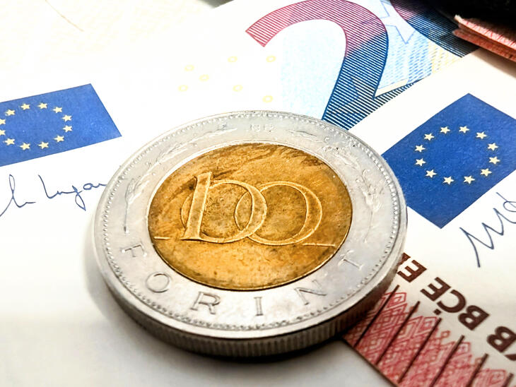 Nem szédül a forint – ennyiért adnak eurót