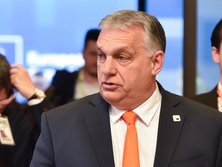 Orbán Viktor tollat ragadott: itt van, mire szólította fel az Európai Bizottságot