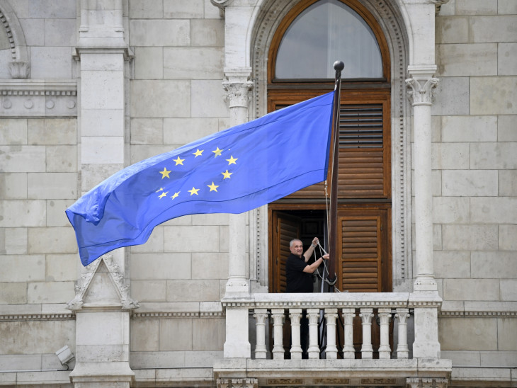 A nap képe: néhány pillanat alatt látványosan megváltozott a Parlament épülete