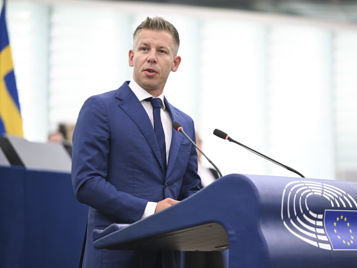 Kemény büntetést kapott a Tisza Párt saját EP-frakciójától