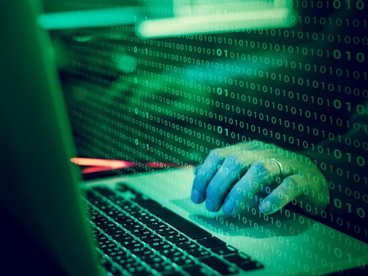 Tömeges megfigyelőrendszert használhattak a magyar titkosszolgálatok, vizsgálat indul