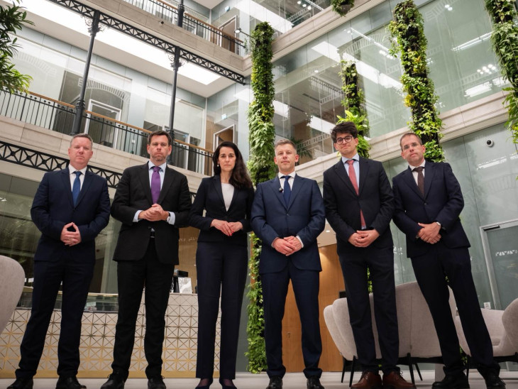 Magyar Péter megmutatta, milyen luxusban dolgozott Orbán Viktor és Rogán Antal – videók és képek