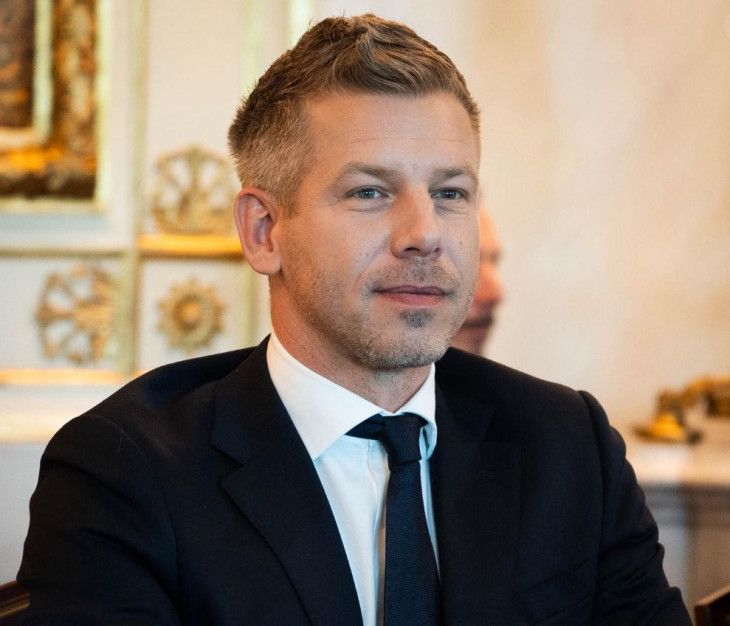Üzent a hatalomnak Magyar Péter