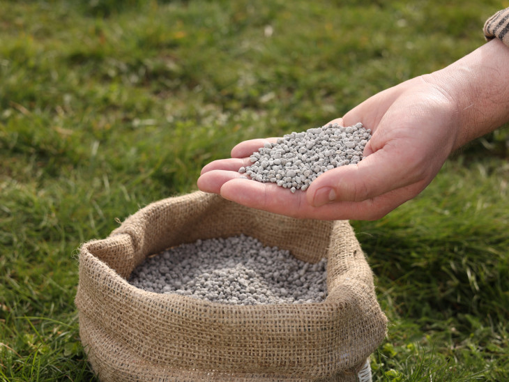 Kiakadtak a gazdák – jövőre a műtrágya után is szén-dioxid-adót kell fizetni