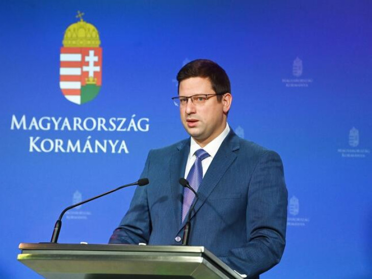 „A kétharmados győzelem a csodák világába tartozik, de vannak csodák” – jelentette ki Gulyás Gergely a Kormányinfón