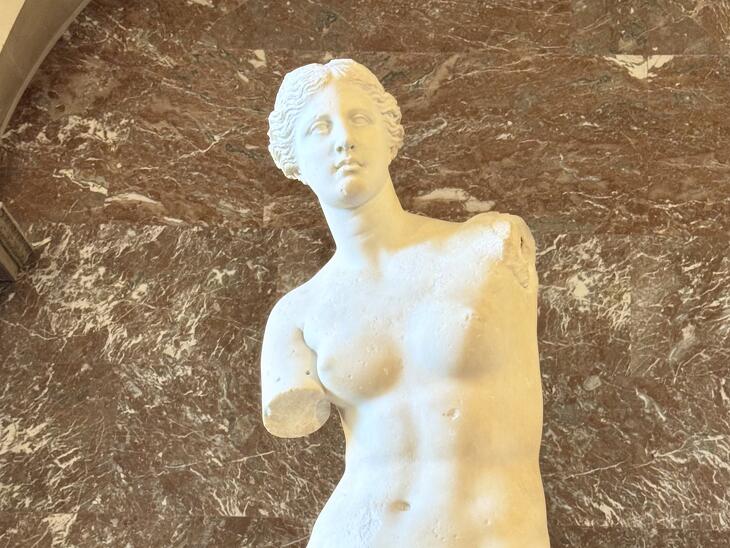 Rablás miatt bezárták vasárnapra a Louvre múzeumot
