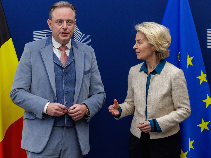 Egyre nagyobb pácban Ursula von der Leyen: Orbán Viktor is csak csettinthet arra, amit a tervére kapott