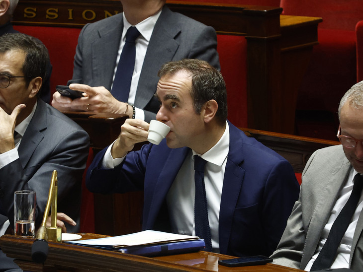 Macronék csak egy kávét kérnek: második nekifutásra túlélt a francia kormány