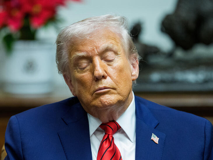 Trump tagadja, hogy elaludt volna a Fehér Ház rendezvényén, tökéletesnek tartja az egészségét