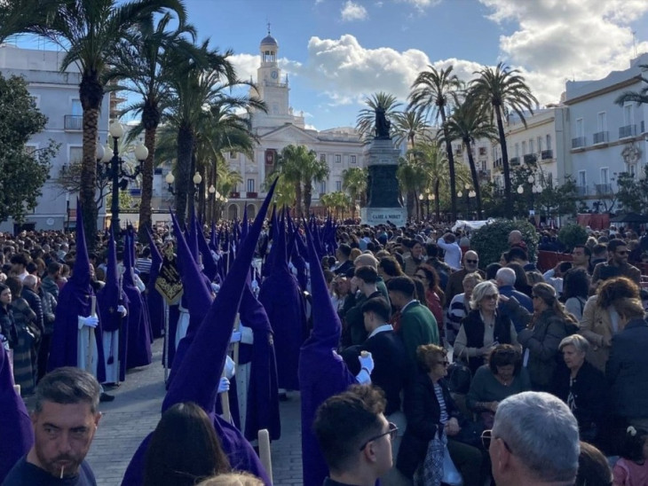 Cádiz: húsvéti készülődés csuklyásokkal