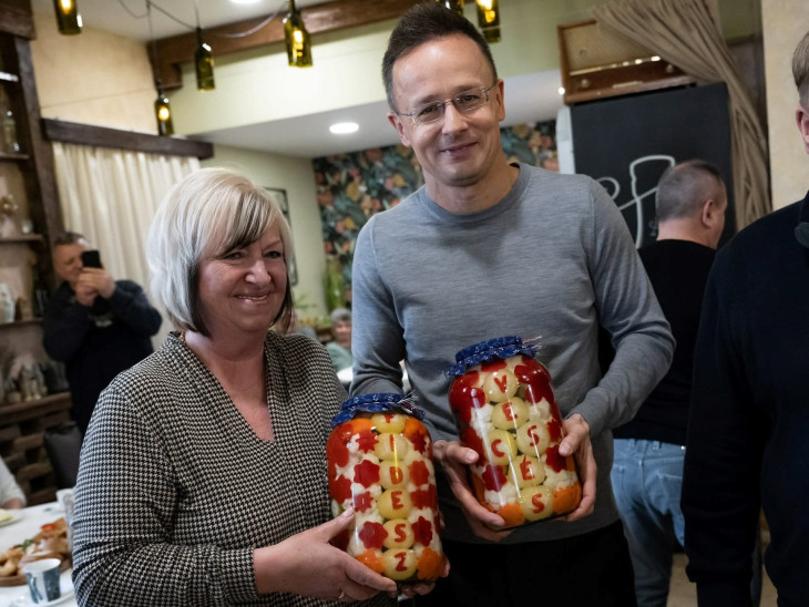 A nap képe: Szijjártó Péter bedunsztolta a Fideszt