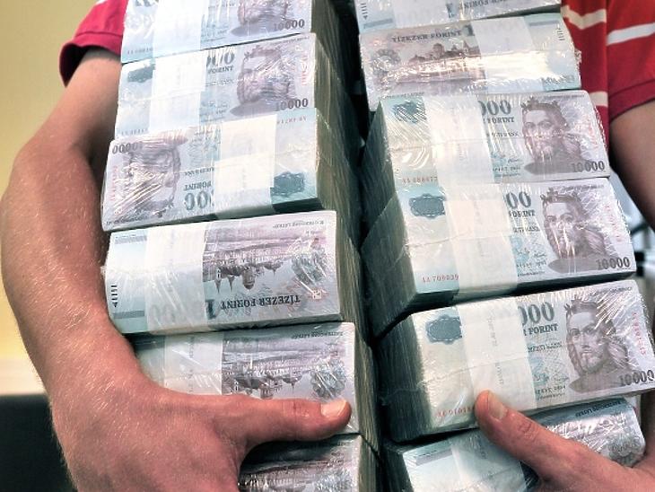 Újabb milliárdokat pakolt át a kormány - a magyar hírszerzés a legnagyobb nyertes