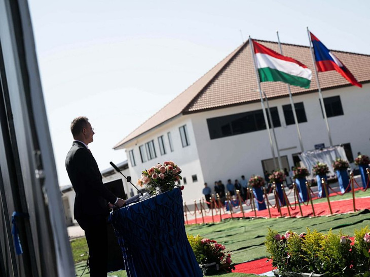 Szijjártó Péter messzire ment, hogy átadjon egy magyar hitelből épült beruházást