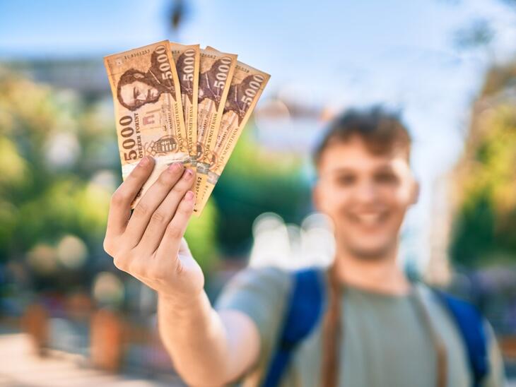 Kirobbanó formában indítja a hetet a forint