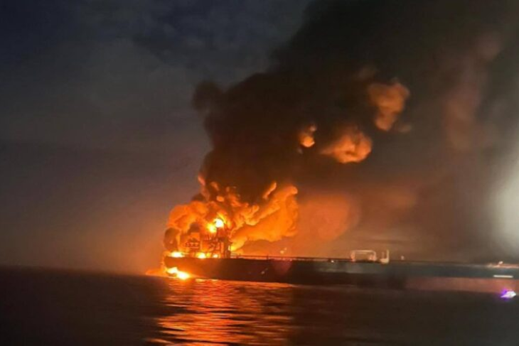 A tűzzel játszik a vízen Ukrajna – égnek az orosz árnyékflotta hajói
