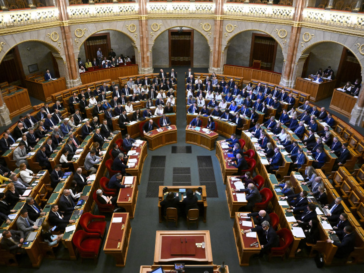 Rábólintottak: vizsgálóbizottság alakul az MNB-ügyek feltárására
