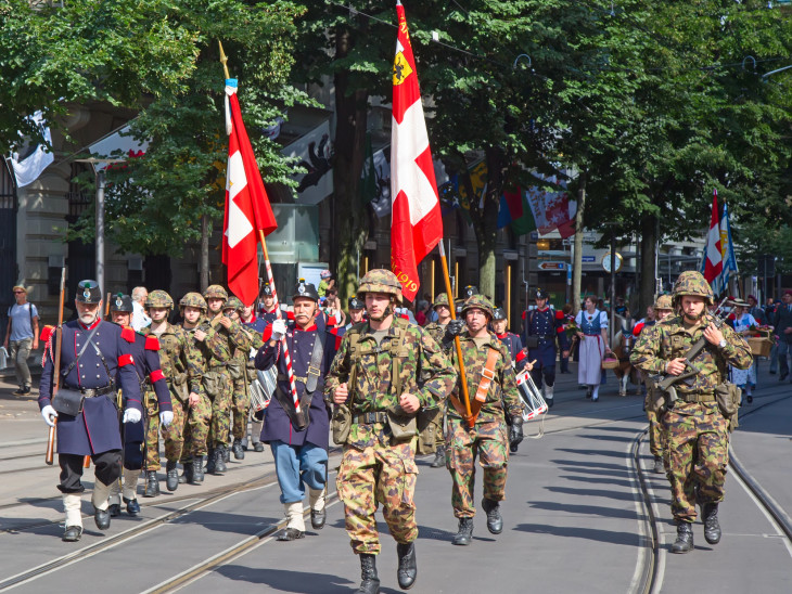 Vége a svájci semlegességnek? Az orosz fenyegetés miatt fegyverkezésbe kezdenek