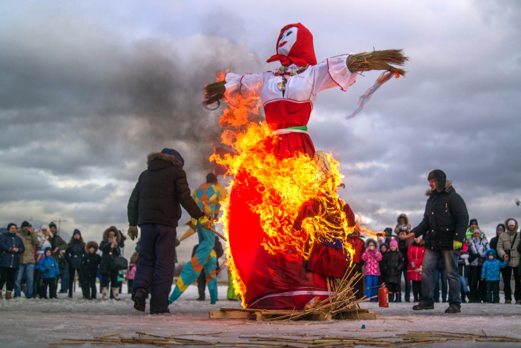 Bábuégetés és blini kaviárral – maszlenyicán Oroszországban