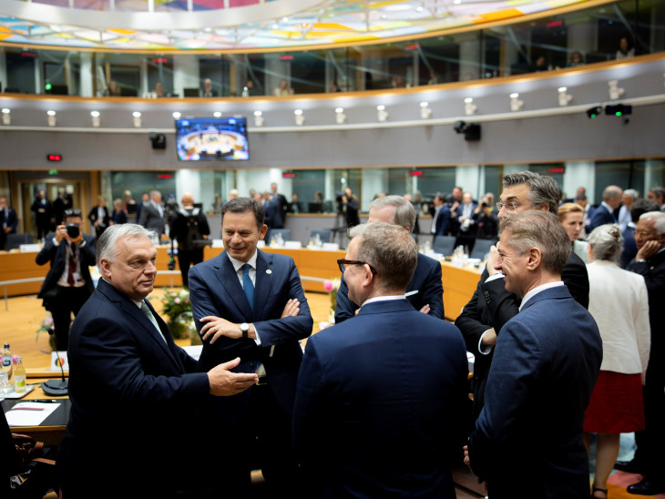 Továbbra is jönnek uniós pénzek Magyarországra – Orbán Viktor visszavonulót fújt