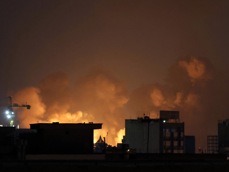 Lángokban áll egy kuvaiti felhőkarcoló, vöröslik az ég Teherán felett
