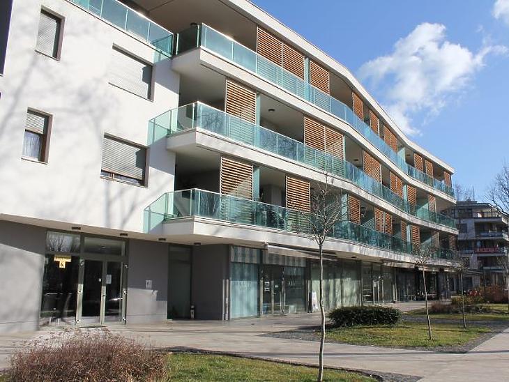 Berobbannak az albérletpiacra a nyaralók: mennyit kérnek egy tóparti házért egy hónapra?