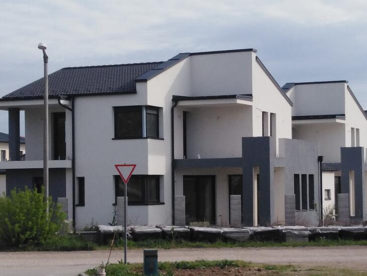 Mennyit ér az ingatlanom? A Velencei-tónál is több mint százmillió egy átlagos ház