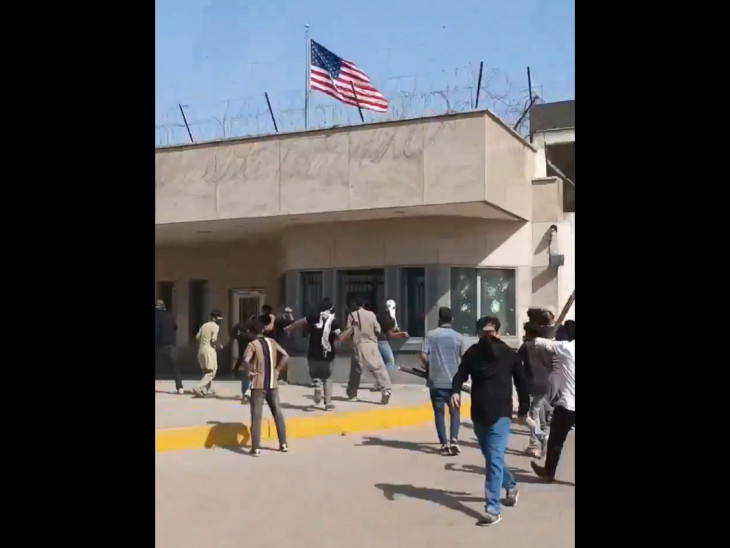 Durvul a helyzet: megrohamozzák az amerikai követségeket, konzulátusokat