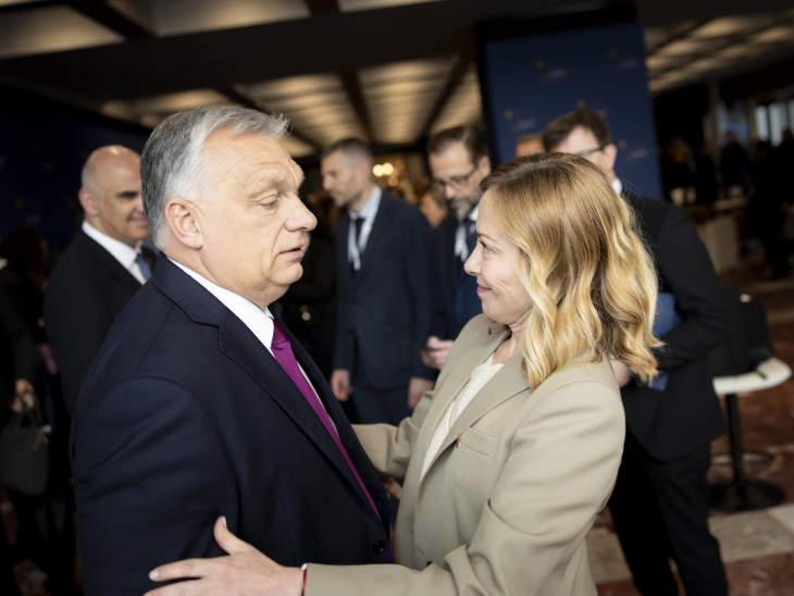 A nap képe: így ölelkezett Orbán Viktor Giorgia Melonival