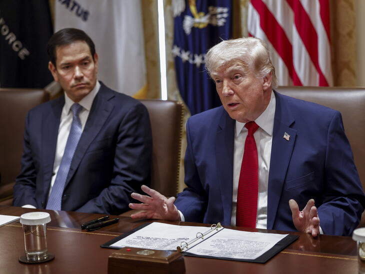 A blokáddal is hatalmas öngólt lőhet Trump