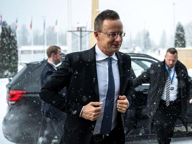 Nagykutyákkal utazott Szijjártó Péter ismét Moszkvába   