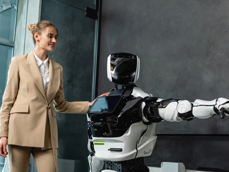 Humanoid robotok kezelik a bőröndöket Hanedán