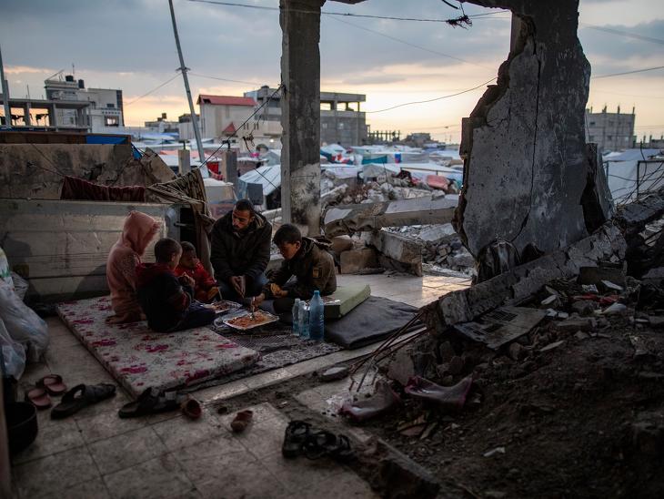 100 ezer embert telepít ki Izrael Rafahból - ez már a vég kezdete?