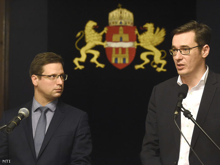Karácsony Gergely és Gulyás Gergely egymást oltják