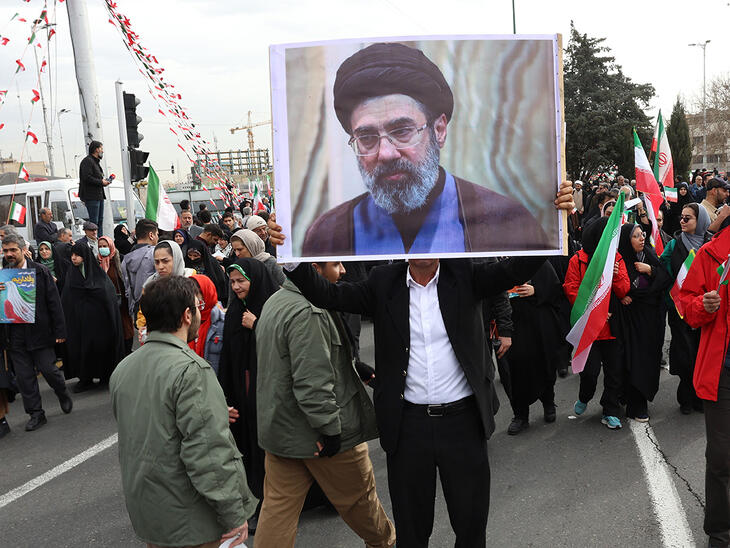 Irán új legfelsőbb vezetője elutasította a tűzszünetet