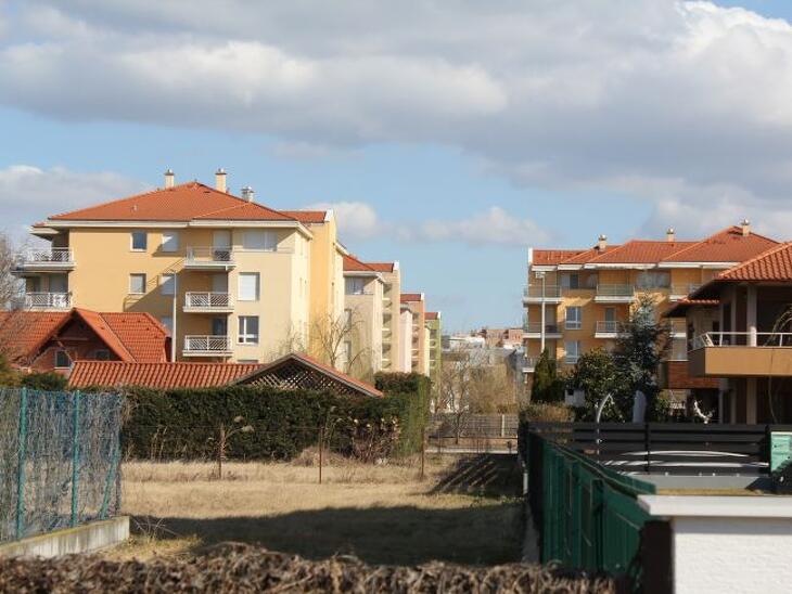 Gombamód szaporodnak a nyaralók a Balatonnál